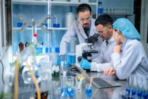 Pesquisadores em laboratório